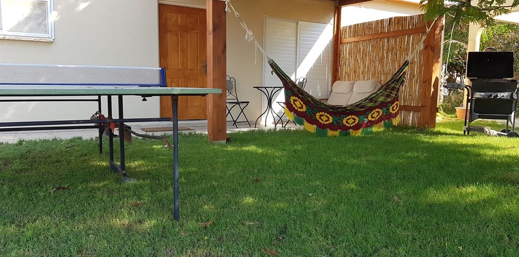 אלון בעידן אלון בעידן החצר מזווית נמוכה.jpg