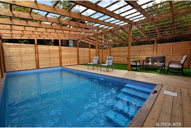 בקתות טוסקנה ברמות - הבריכה והחצר