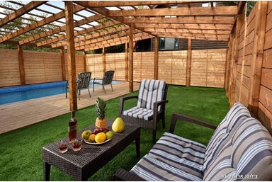 בקתות טוסקנה ברמות - הבריכה והחצר