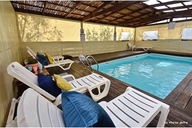 אינדיגולן - הבריכה והחצר