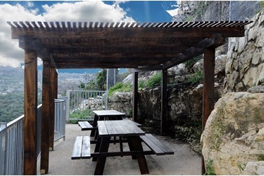 לגעת בטבע - חדר האוכל, החצר והנוף