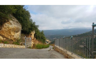 לגעת בטבע - חדר האוכל, החצר והנוף