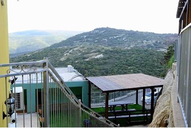 לגעת בטבע - חדר האוכל, החצר והנוף