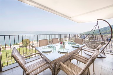 לייקוויו אואזיס - Lakeview Oasis - המרפסת והנוף