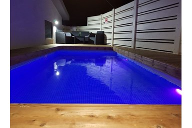 נופש קסום - הבריכה והחצר