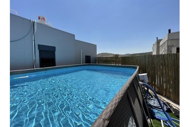 על צוקי הגלבוע - הבריכה והחצר