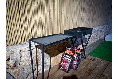 על צוקי הגלבוע - הבריכה והחצר