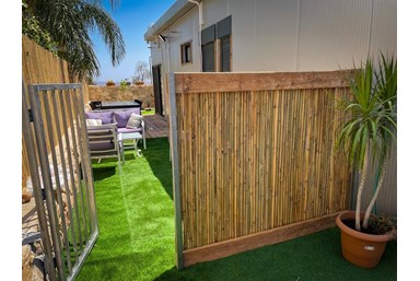 על צוקי הגלבוע - הבריכה והחצר