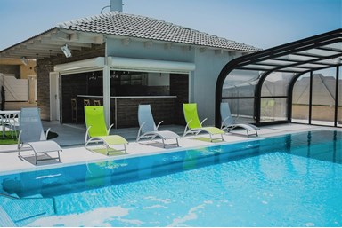 צל החרמון - הבריכה והחצר