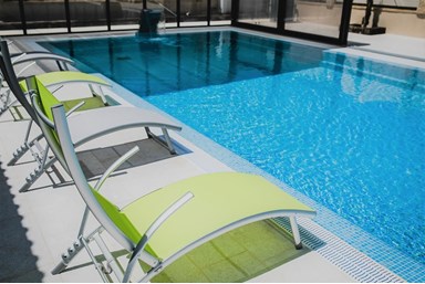 צל החרמון - הבריכה והחצר