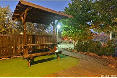 ורד הגולן - החצר והבריכה