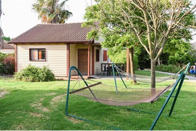 בקתות צדיק כתמר - מתחם החוץ