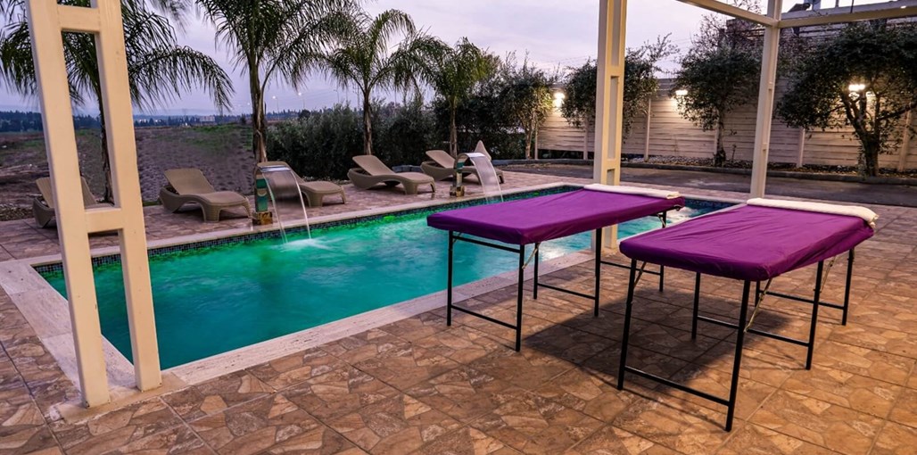 הסוויטה המלכותית סוויטה מלכתותית - החצר והבריכה (5).jpg