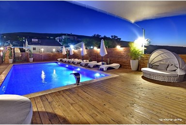 נחלים בקתות בטבע - החצר והבריכה