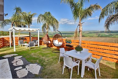 נחלים בקתות בטבע - החצר והבריכה