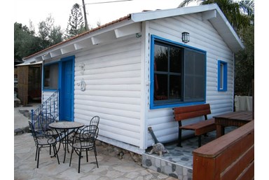 בקתות האגם - החצר והבריכה