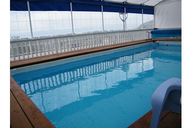 בקתות האגם - החצר והבריכה