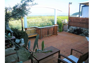 בקתות האגם - החצר והבריכה