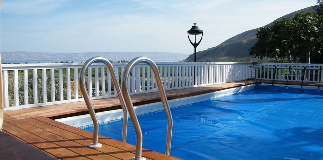 בקתות האגם החצר והבריכה (7).JPG