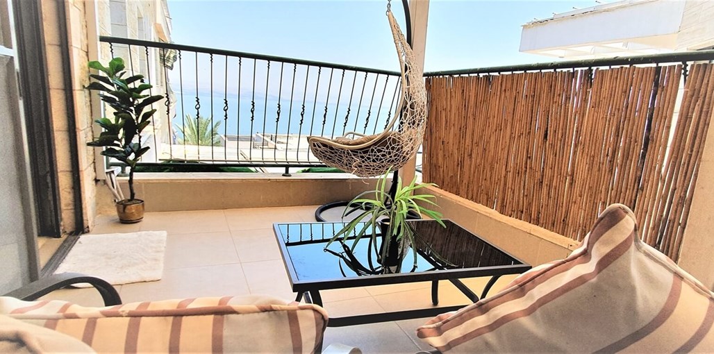 אירוח מיכל בכנרת הנוף והמרפסת (5).jpg