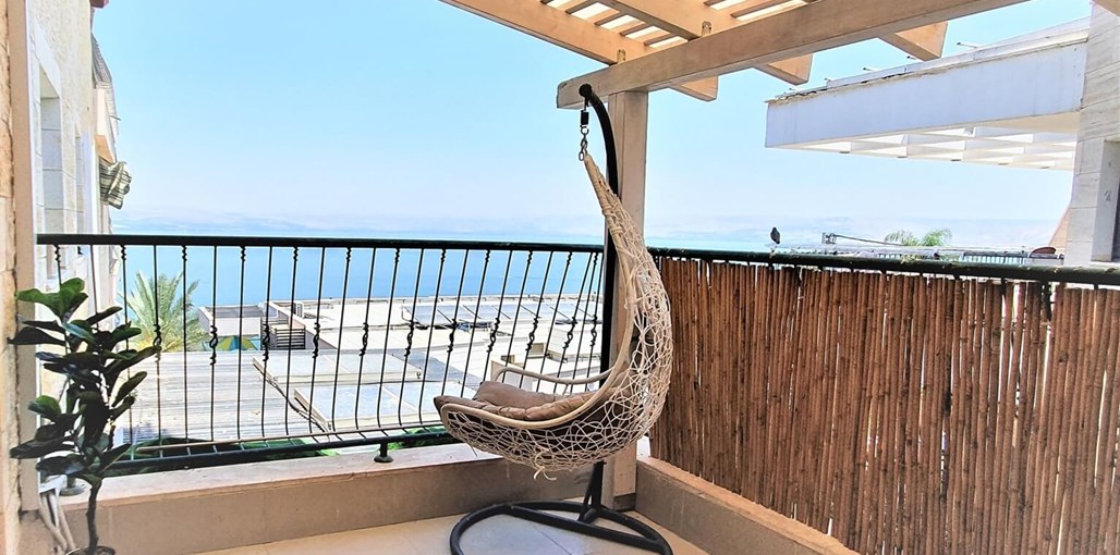 אירוח מיכל בכנרת הנוף והמרפסת (6).jpg