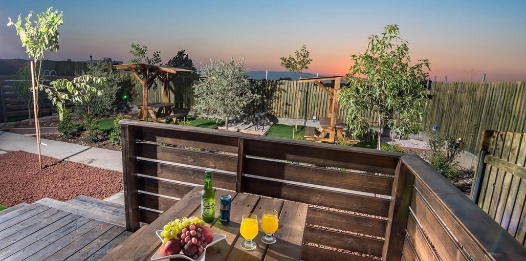 אהבה בלב הגולן החצר (9).jpg