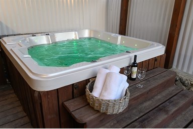 מלון בוטיק רוזנטליס - החצר והנוף