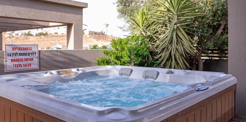 אחוזת המלכה - Villa Queen החצר (4).jpg