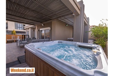 אחוזת המלכה - Villa Queen - הבריכה והחצר