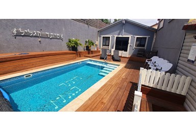 מיתר הגליל - החצר והבריכה 