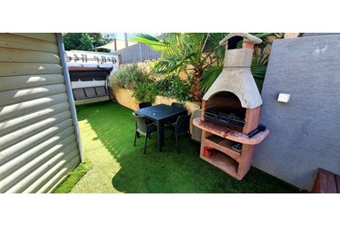 מיתר הגליל - החצר והבריכה 