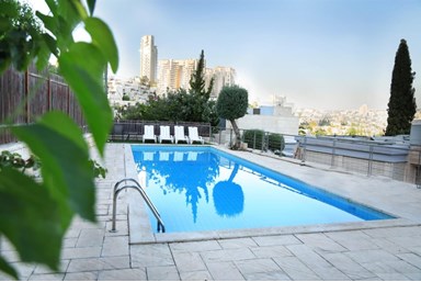 וילה שירל - הבריכה, החצר והנוף