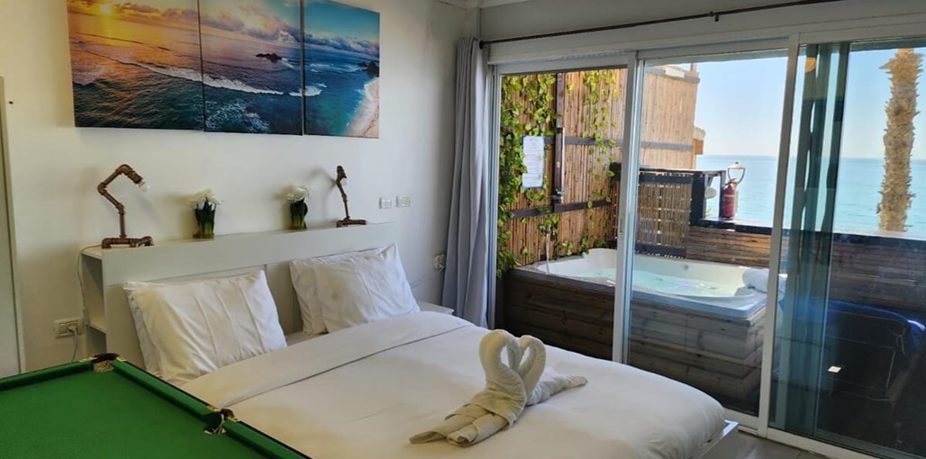 קסם על הים - סוויטות מול גלי הים טרסת עץ 2023 (7).jpeg