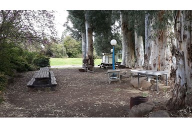 קמפינג נווה קרני - החצר והסביבה