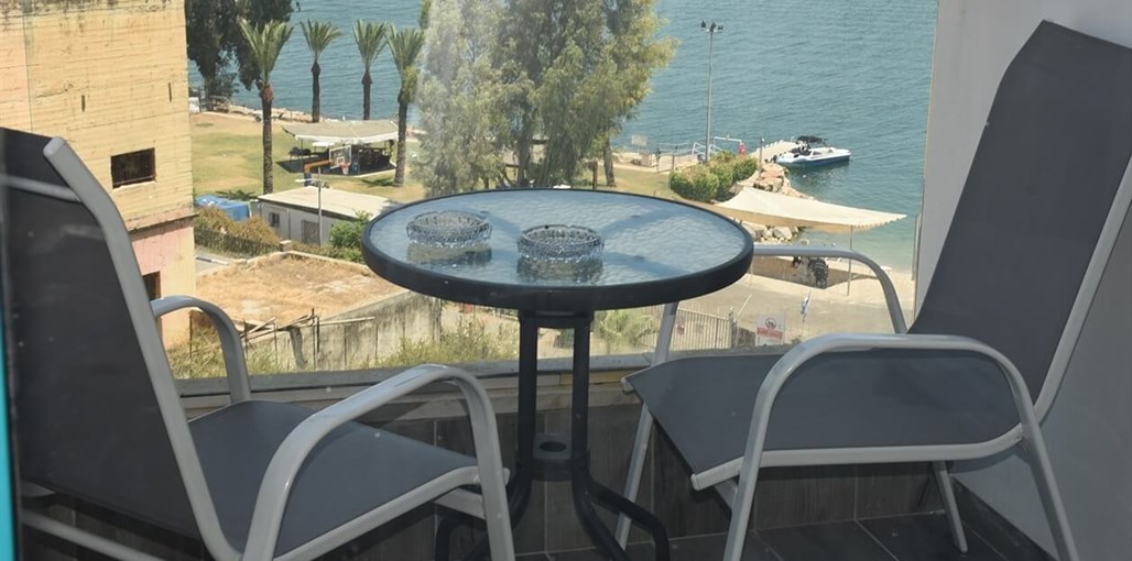 סוויטה מתוקה על הכנרת מרפסת מעודכן.jpg