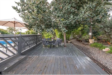 בקתות עץ סיגלית - הבריכה והנוף