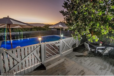 בקתות עץ סיגלית - הבריכה והנוף