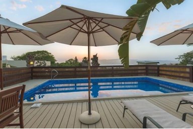 בקתות עץ סיגלית - הבריכה והנוף