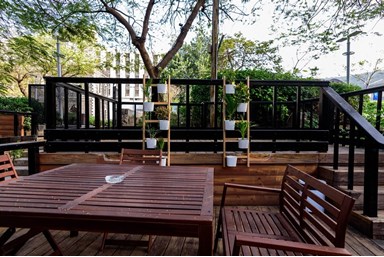 כנרת לודג'ינג - Kinneret Lodging - החצר הכפרית