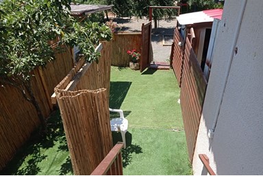 רגוע בגולן - הבריכה והחצר