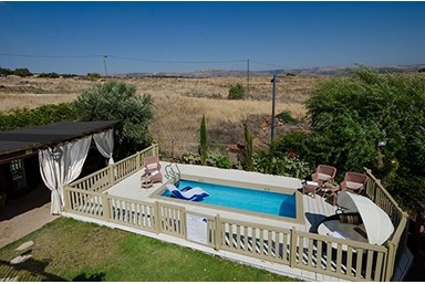 סוויטות אספרנסה - החצר והבריכה