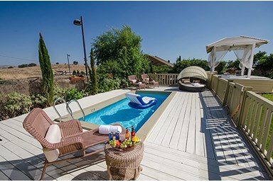 סוויטות אספרנסה - החצר והבריכה