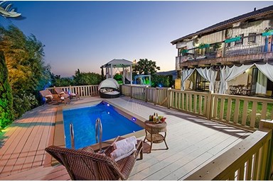 סוויטות אספרנסה - החצר והבריכה