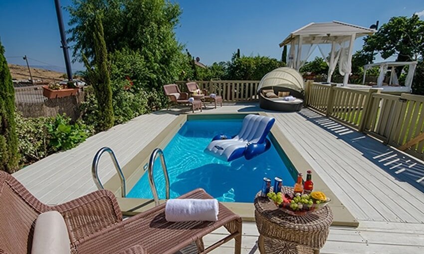 סוויטות אספרנסה חצר ובריכה (3).jpg