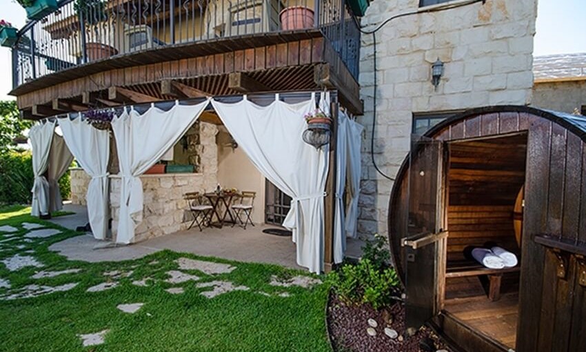 סוויטות אספרנסה חצר ובריכה (29).jpg