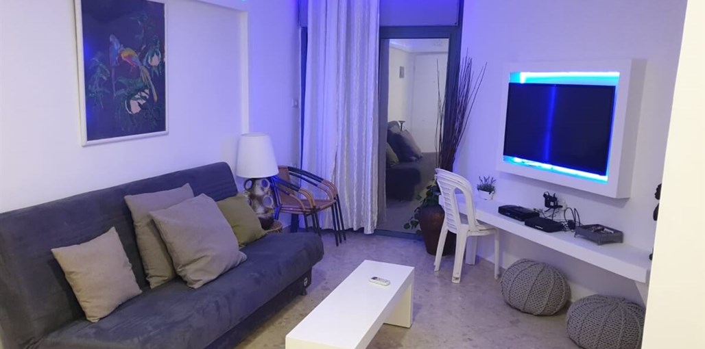 אברימן דירות רויאל פארק רויאל -חדר אורחים ויציאה למרפסת.jpeg