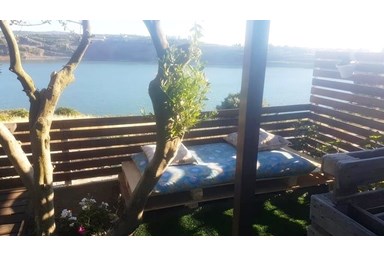 צימר וידאד - בריכת רם - מרפסת הגן והאגם