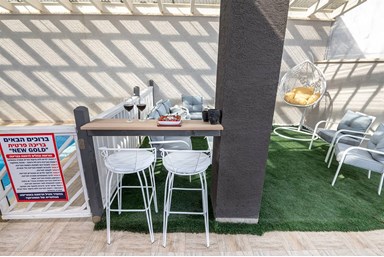 ניו גולד - החצר והבריכה