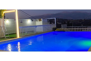 סוויטה חרמון בחלום - הבריכה, החצר והנוף