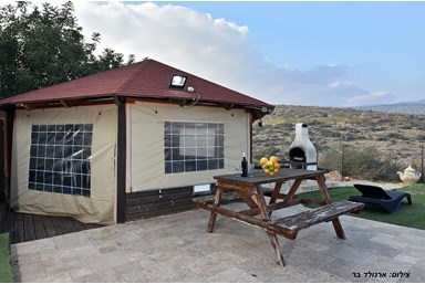 הילת האור בוטיק - הבריכה, הג'קוזי והחצר